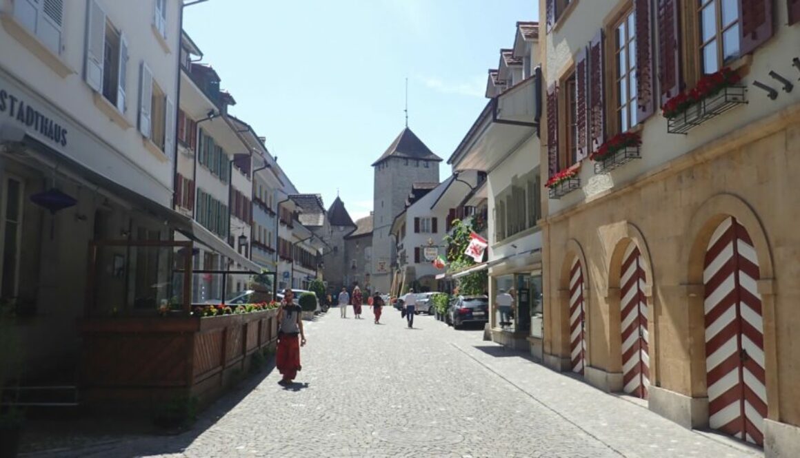 Morat en Suisse : cité médiévale fortifiée, promenade sur les remparts, lac de Morat, vignobles du Vully et atmosphère chaleureuse.