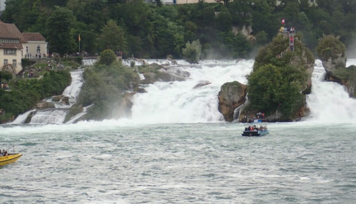 chutes du Rhin en Suisse : plus grandes cascades d’Europe, vues spectaculaires, excursions en bateau et panorama depuis le château de Laufen.