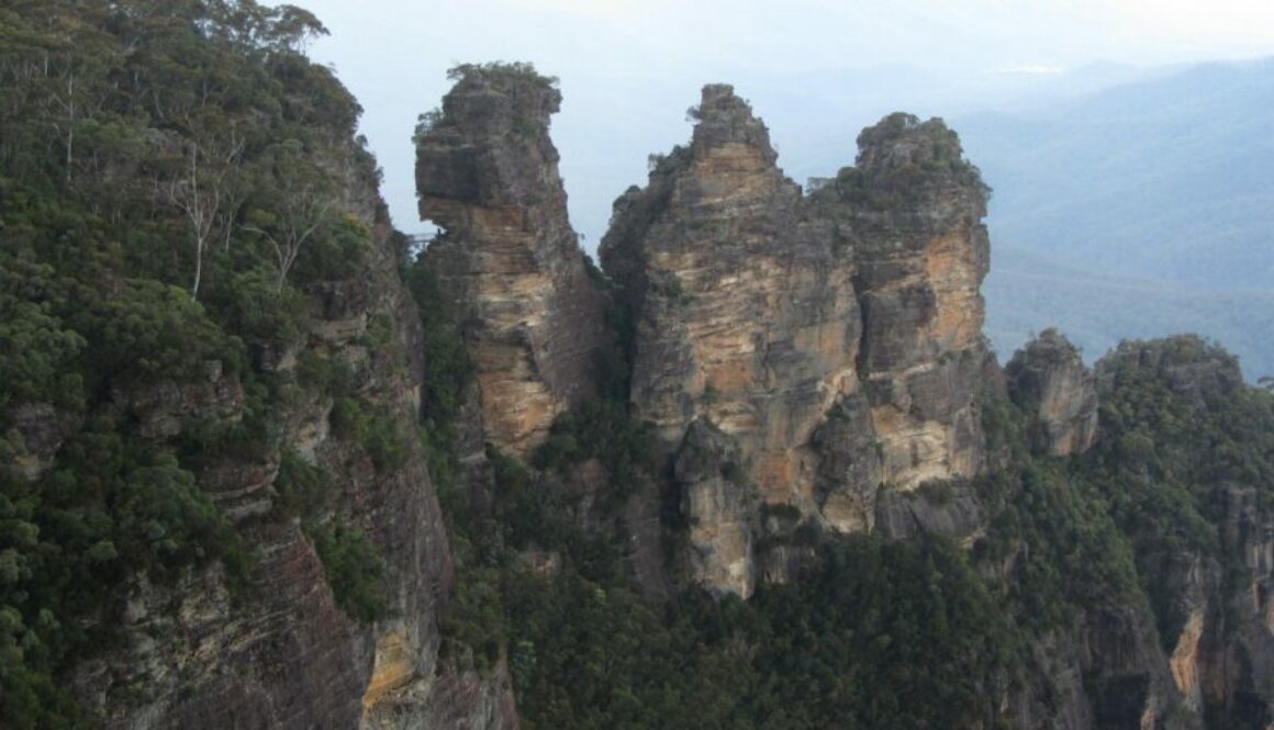 Blue Mountains : forêts d’eucalyptus, panoramas des Trois Sœurs, randonnées, cascades et paysages classés UNESCO près de Sydney.