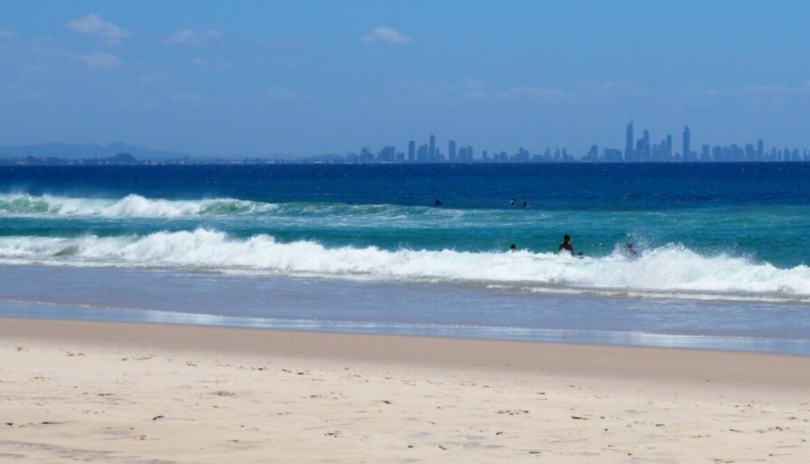 Gold Coast en Australie : Surfers Paradise, plages, surf, parcs à thèmes, vie nocturne et forêts subtropicales du Queensland.