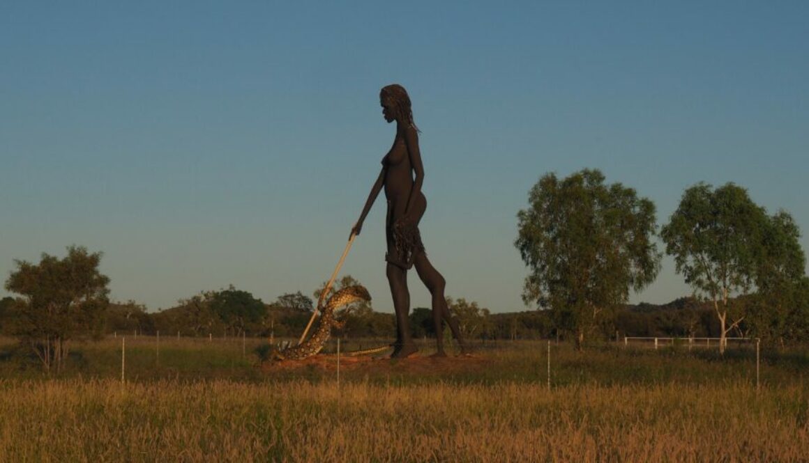 Outback australien : Alice Springs, Mount Isa, statue Anmatyerre Woman à Aileron, paysages désertiques et culture aborigène.