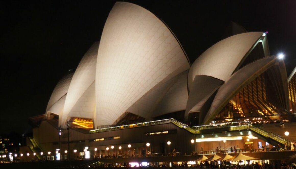 Sydney : Opéra, Harbour Bridge, plages de Bondi et Manly, jardins botaniques, quartiers historiques et vie culturelle cosmopolite.