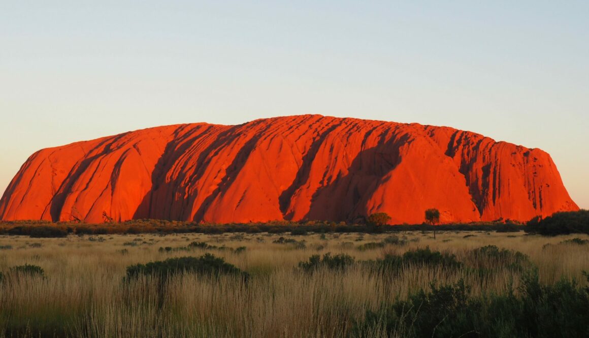 Uluru et Kata Tjuta : monolithe rouge sacré, dômes rocheux, randonnées et culture aborigène au cœur du Red Centre australien.