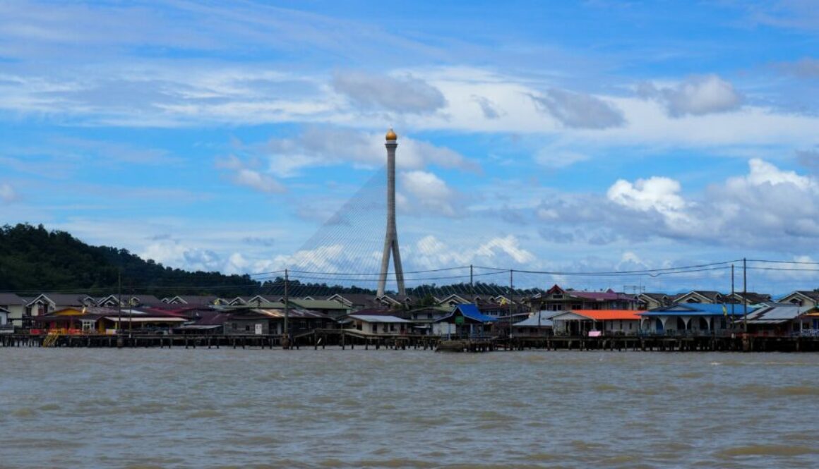Kampong Ayer : village sur pilotis, traditions millénaires, water taxis et authenticité culturelle au cœur du Brunei.