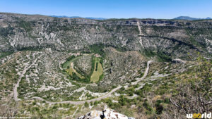 Découvrez le Cirque de Navacelles, site classé UNESCO en Occitanie : un amphithéâtre naturel spectaculaire creusé par la rivière Vis.