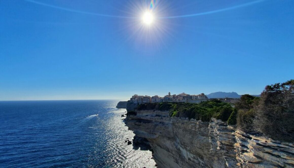 Bonifacio, joyau du sud de la Corse, mêle falaises vertigineuses, mer turquoise et charme médiéval pour un spectacle inoubliable.