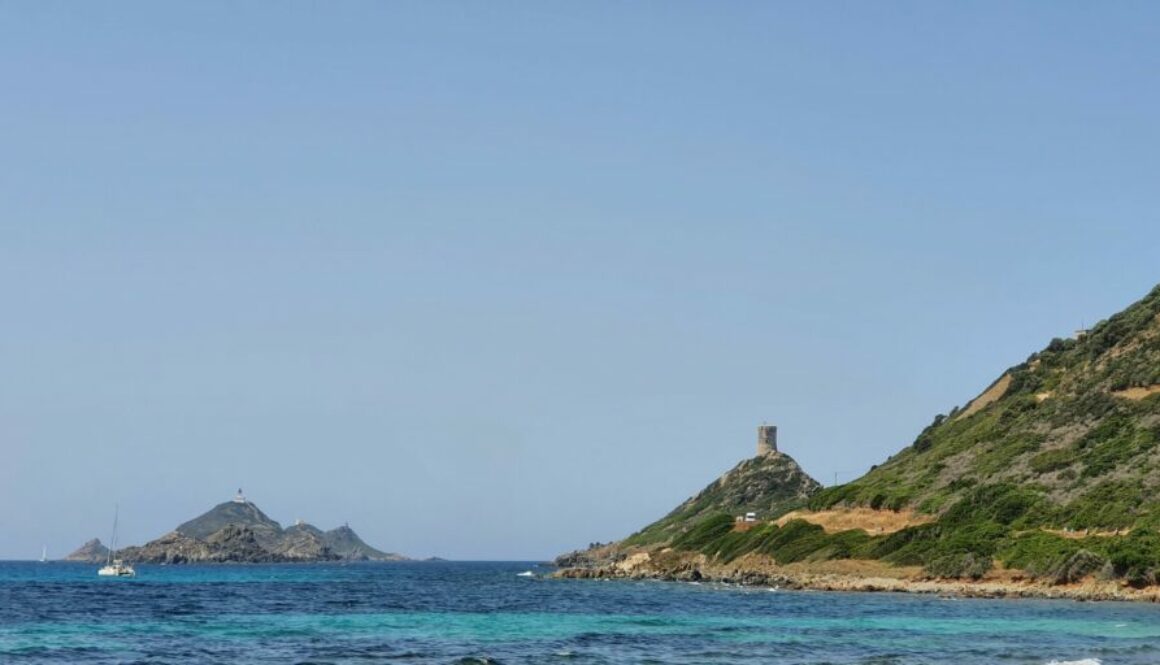 Les Îles Sanguinaires, joyaux d’Ajaccio, offrent un spectacle grandiose au coucher du soleil sur la Méditerranée.