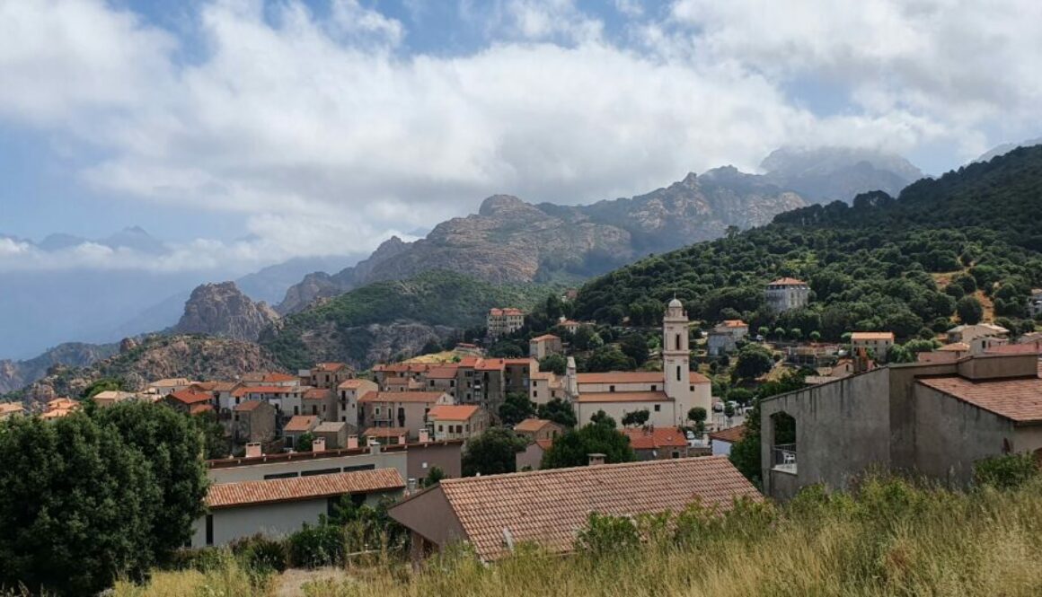 Piana, village perché et ses calanques rouges classées à l’UNESCO, offrent un panorama exceptionnel sur la Méditerranée.