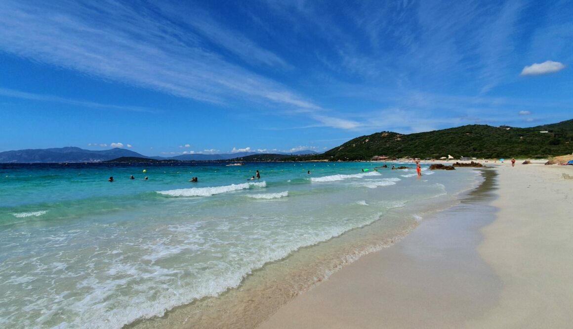 Porticcio, station balnéaire élégante du golfe d’Ajaccio, séduit par ses plages dorées, ses couchers de soleil et sa douceur méditerranéenne.