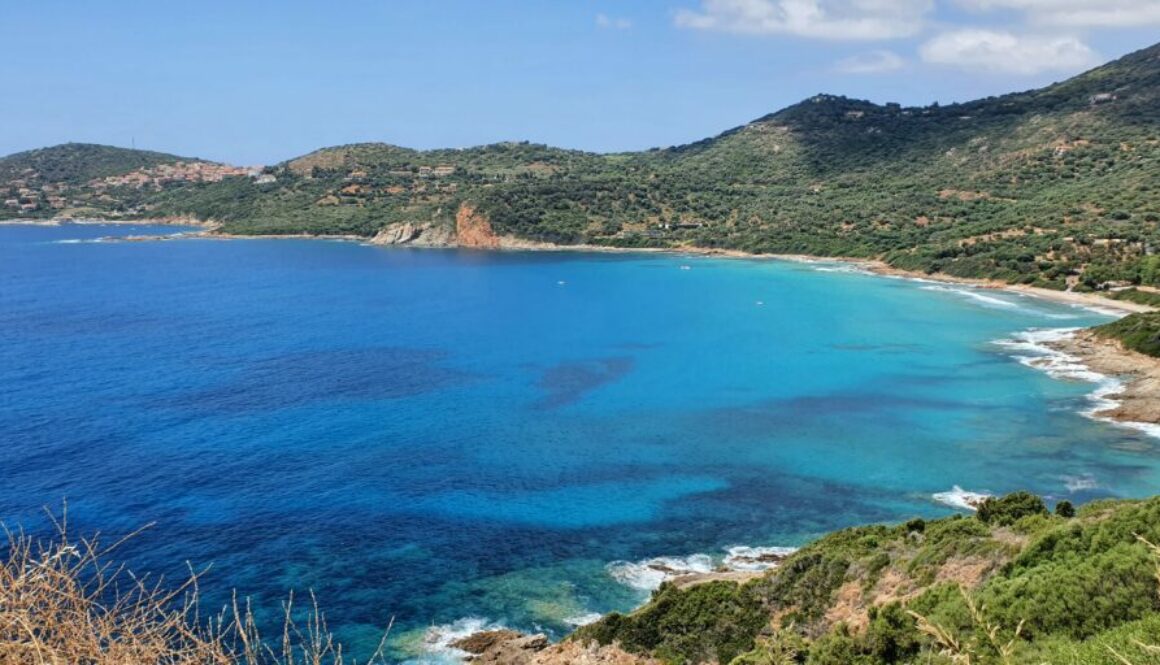 Sagone, village paisible de la côte ouest corse, charme par ses plages dorées, sa nature préservée et son authenticité.