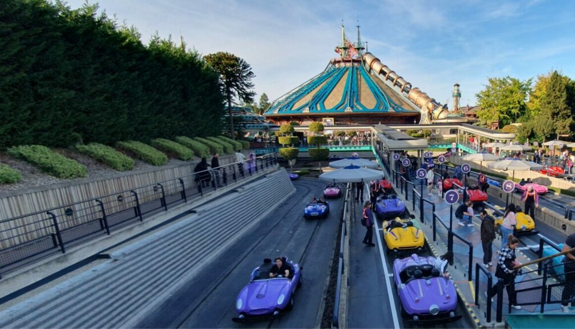 Prenez le volant dans Autopia à Disneyland Paris, une attraction familiale où enfants et adultes conduisent des voitures rétrofuturistes sur un circuit immersif.