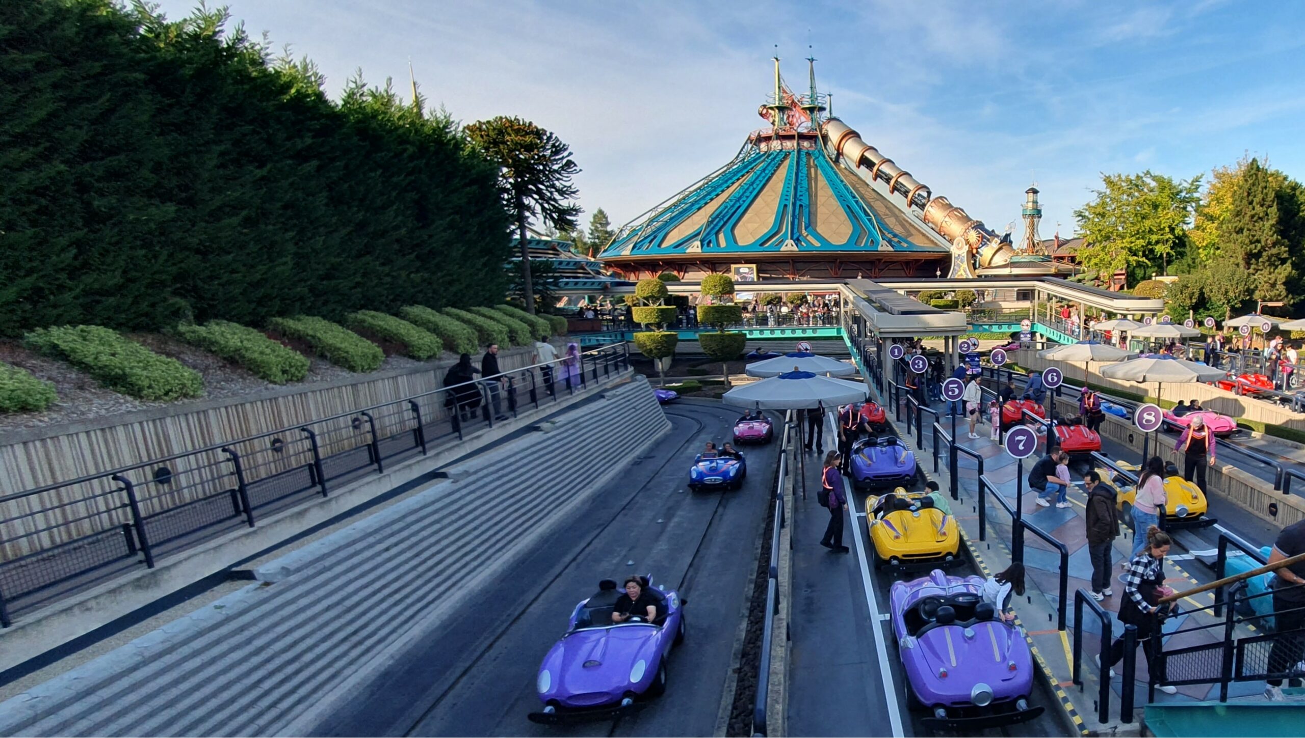 Prenez le volant dans Autopia à Disneyland Paris, une attraction familiale où enfants et adultes conduisent des voitures rétrofuturistes sur un circuit immersif.