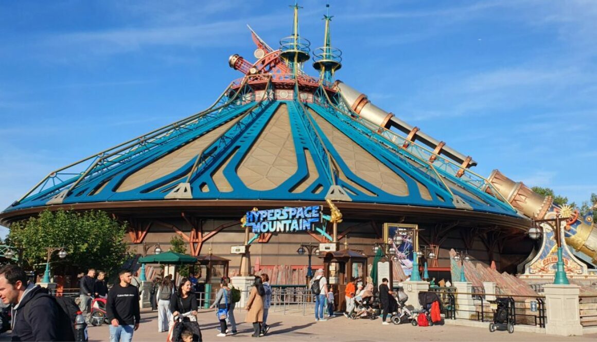 Vivez l’adrénaline de Star Wars Hyperspace Mountain à Disneyland Paris, un grand huit spectaculaire mêlant sensations fortes et bataille galactique.