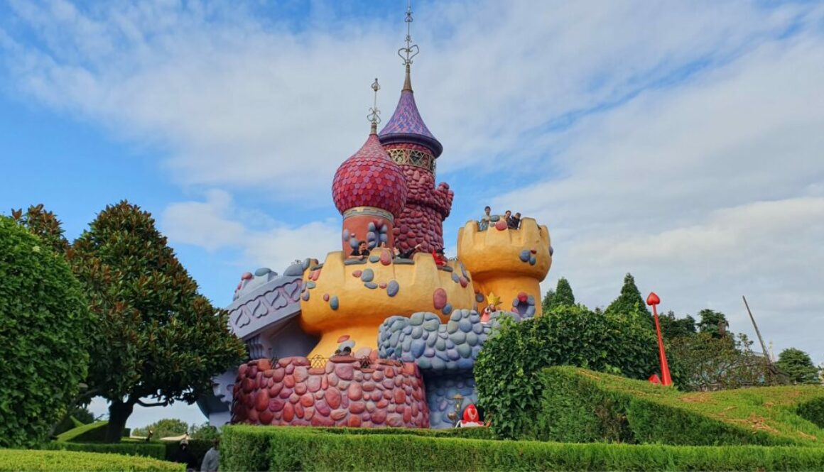 Perdez-vous dans Alice’s Curious Labyrinth à Disneyland Paris, une promenade végétale interactive et féérique inspirée du monde d’Alice au Pays des Merveilles.
