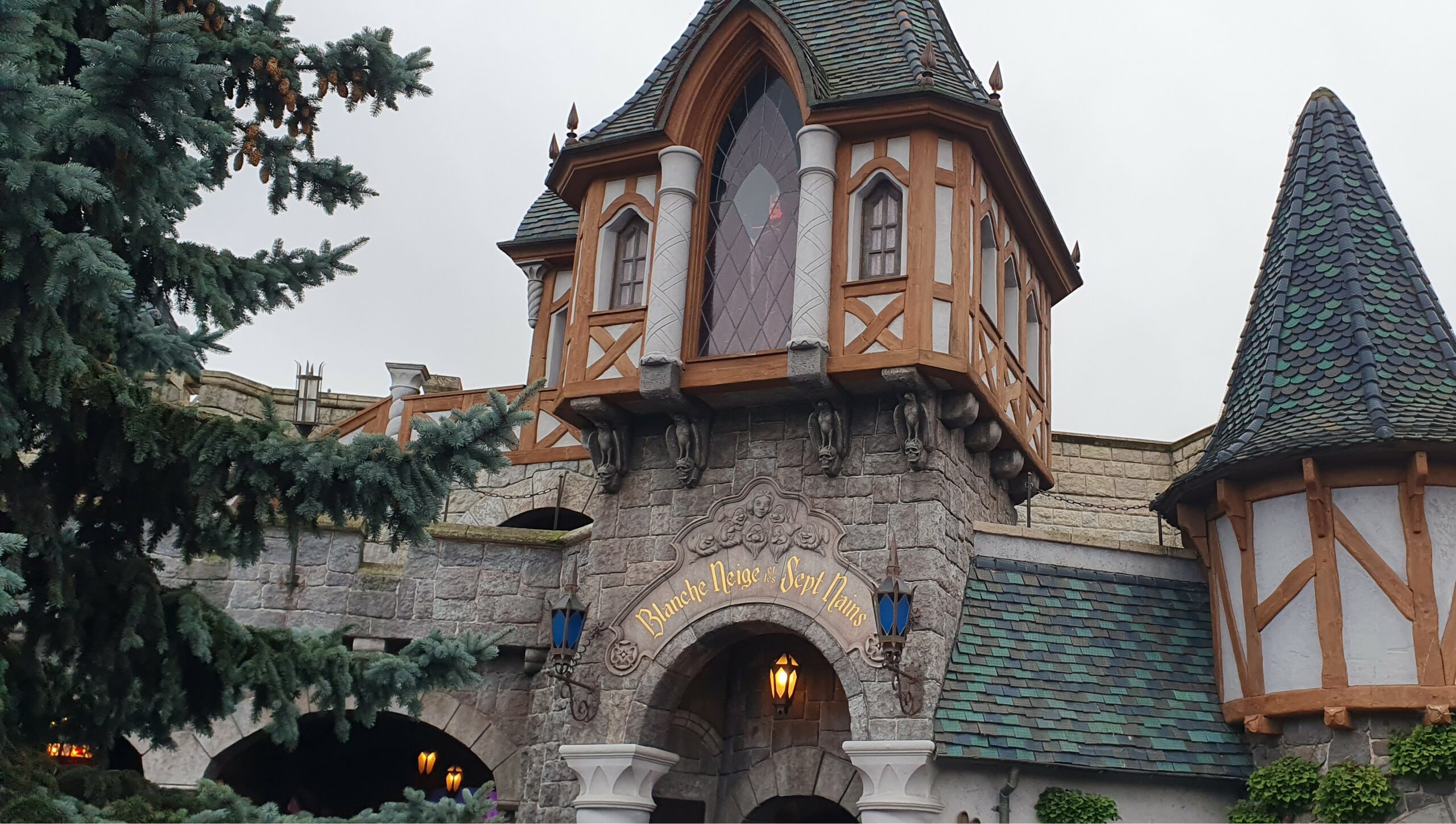 Entrez dans le conte de Blanche-Neige et les Sept Nains à Disneyland Paris, un voyage magique et effrayant à travers les scènes du film culte de 1937.
