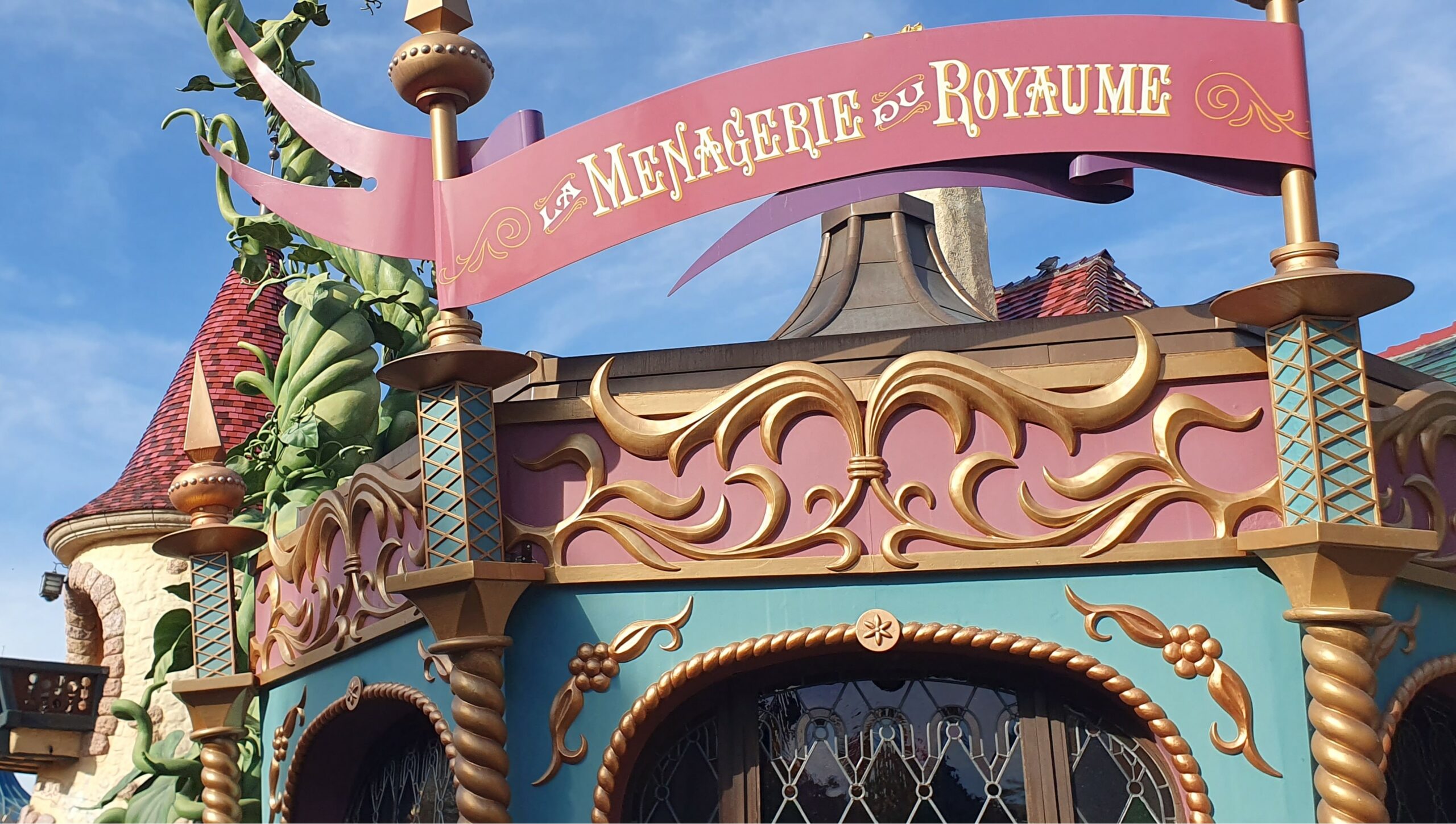 Découvrez les boutiques de Fantasyland à Disneyland Paris : La Chaumière des Sept Nains, Merlin l’Enchanteur, Sir Mickey’s et d’autres trésors enchantés.