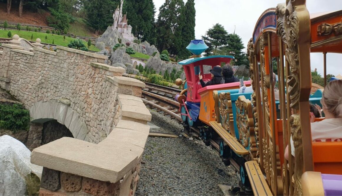 Embarquez à bord de Casey Jr. à Disneyland Paris, le petit train du cirque inspiré de Dumbo, pour un voyage féérique à travers Fantasyland.