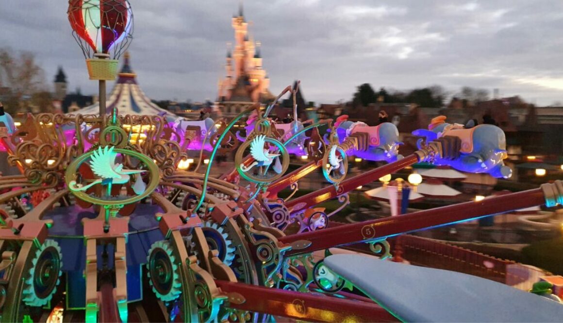 Volez avec Dumbo à Disneyland Paris, l’attraction familiale emblématique où petits et grands s’envolent dans un tourbillon de tendresse et de magie.