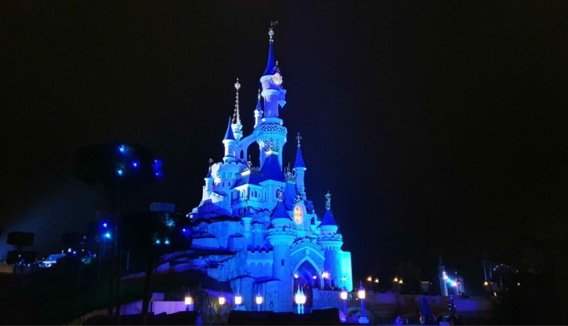 Vivez la magie du Château de la Belle au Bois Dormant à Disneyland Paris : galerie féérique, rencontre avec Mickey et spectacles nocturnes de feux d’artifice et de drones.