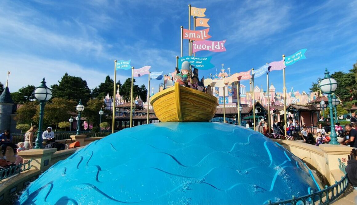 Embarquez dans It’s a Small World à Disneyland Paris, un voyage féérique autour du monde au son de la chanson emblématique des frères Sherman.