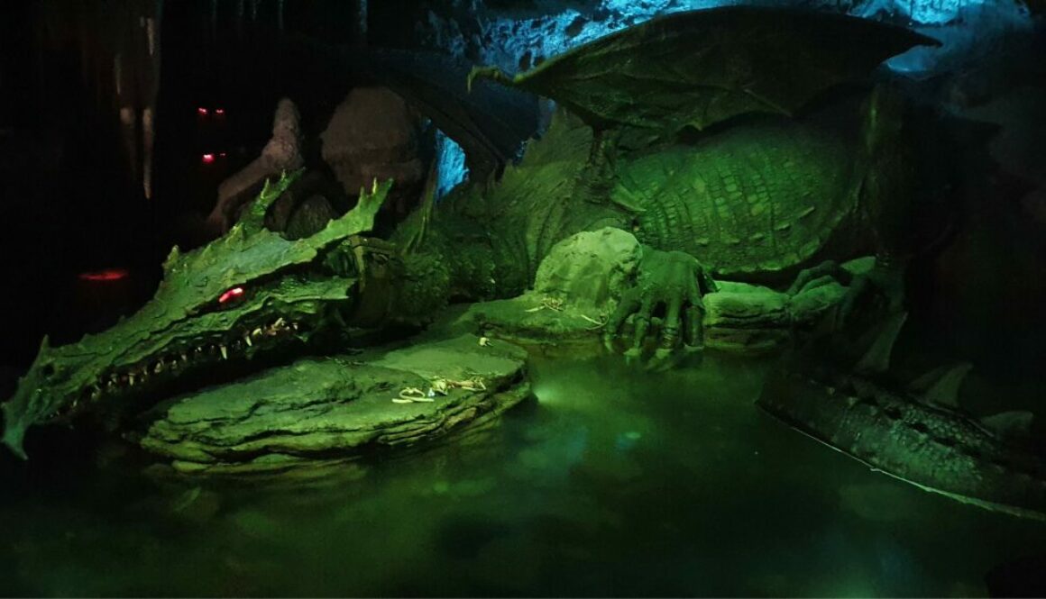 Explorez La Tanière du Dragon à Disneyland Paris, une grotte mystérieuse sous le château où dort un dragon monumental et fascinant.