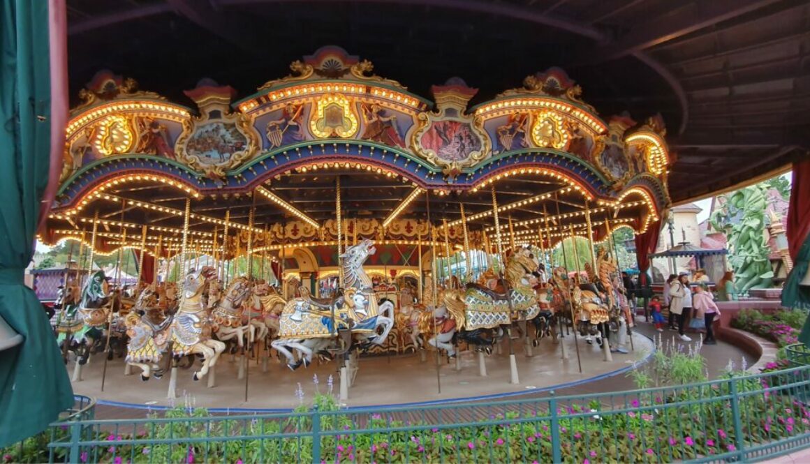 Montez sur un cheval légendaire dans Le Carrousel de Lancelot à Disneyland Paris, un manège féérique inspiré des légendes du roi Arthur.