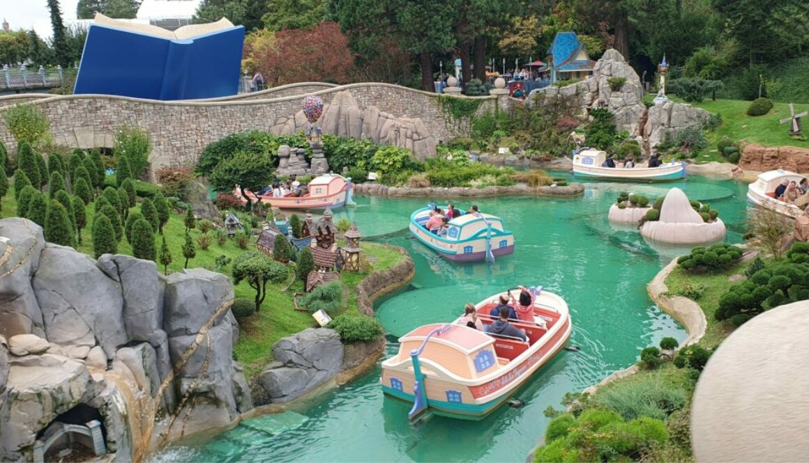 Naviguez dans Le Pays des Contes de Fées à Disneyland Paris, une balade féérique en bateau parmi les maquettes miniatures des plus beaux films Disney.