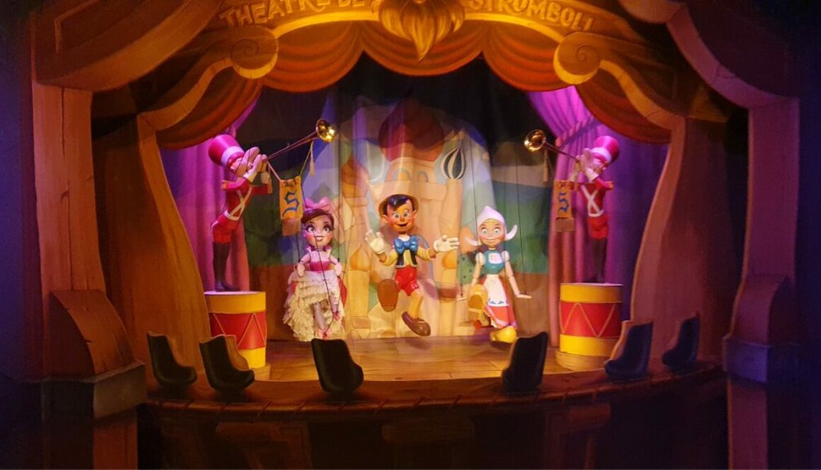 Revivez le conte de Pinocchio à Disneyland Paris dans une aventure en dark ride à travers les scènes emblématiques du film d’animation.