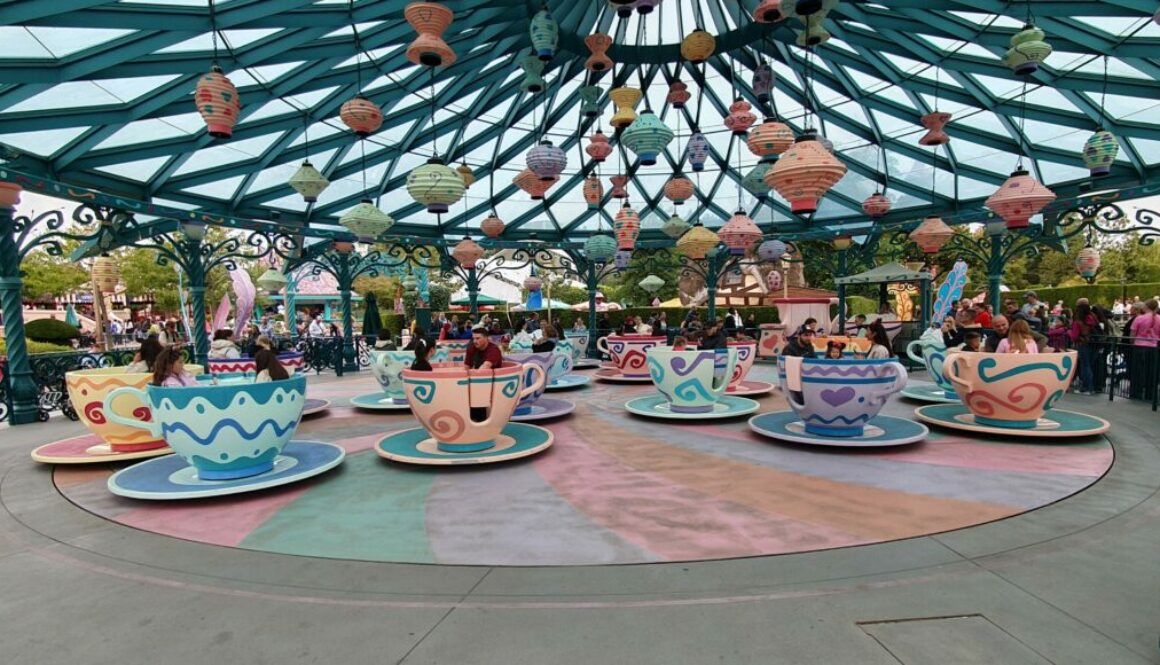 Tournez et riez dans Mad Hatter’s Tea Cups à Disneyland Paris, une attraction colorée inspirée d’Alice au Pays des Merveilles.