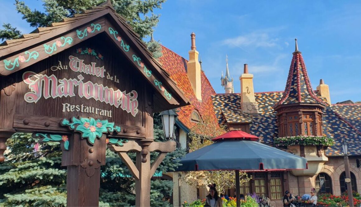 Savourez la magie dans les restaurants de Fantasyland à Disneyland Paris : Auberge de Cendrillon, Bella Notte, Toad Hall et Chalet de la Marionnette.