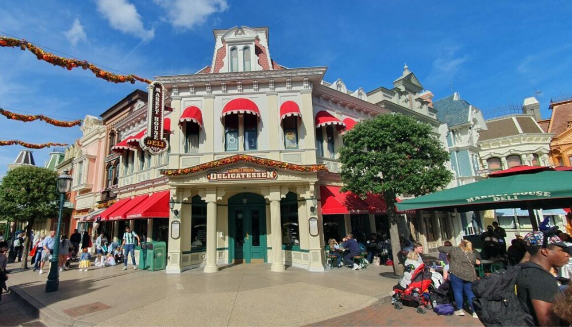 Découvrez les restaurants de Main Street, U.S.A. à Disneyland Paris : Walt’s, Plaza Gardens, Casey’s Corner et bien d’autres adresses gourmandes dans un décor victorien.