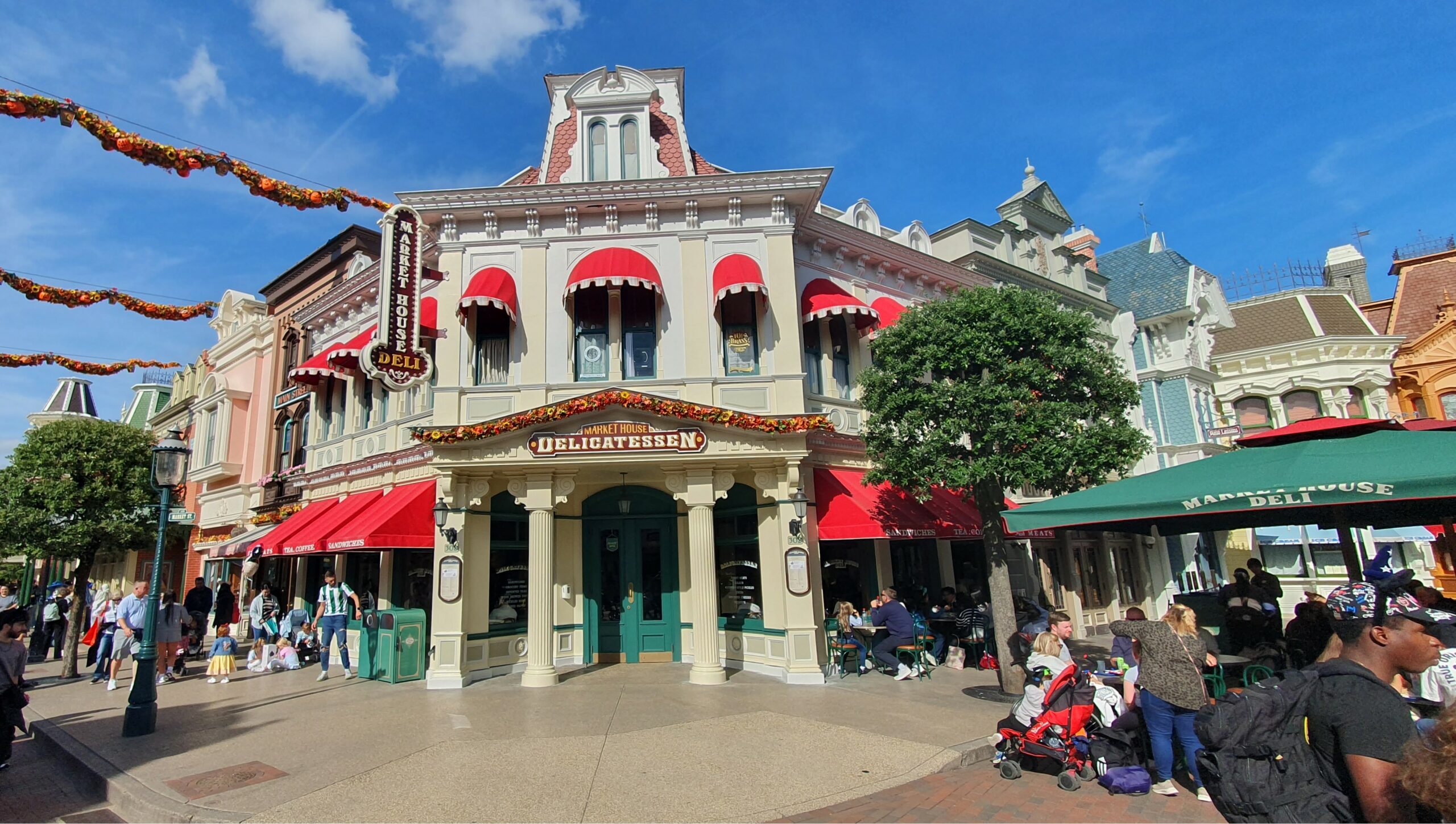 Découvrez les restaurants de Main Street, U.S.A. à Disneyland Paris : Walt’s, Plaza Gardens, Casey’s Corner et bien d’autres adresses gourmandes dans un décor victorien.
