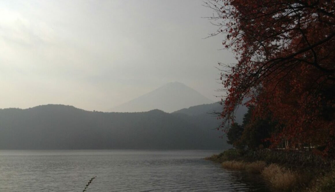 Le mont Fuji : volcan sacré, ascension estivale, cinq lacs, paysages enneigés et symbole éternel du Japon.