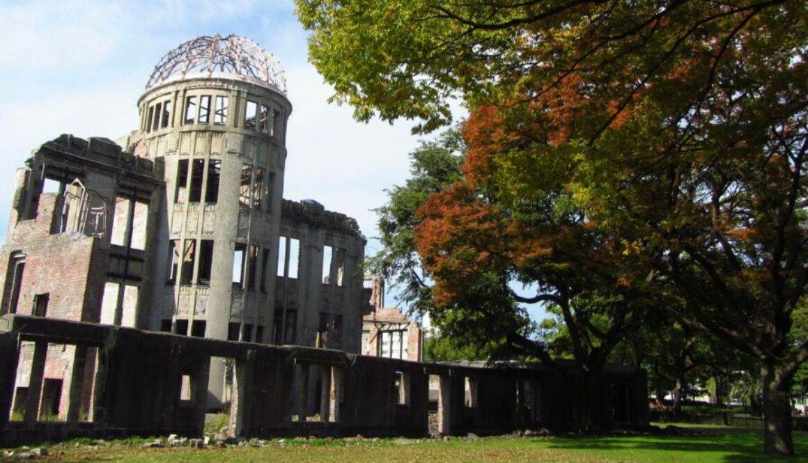 Hiroshima : Mémorial de la Paix, Dôme de Genbaku, château, gastronomie et symbole de résilience et d’espoir au Japon.