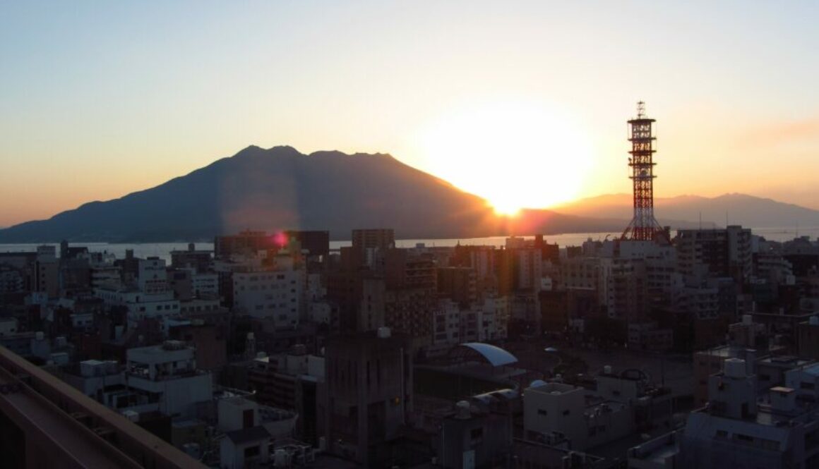 Kagoshima : volcan Sakurajima, bains de sable chaud, jardins de Sengan-en et saveurs du sud du Japon.