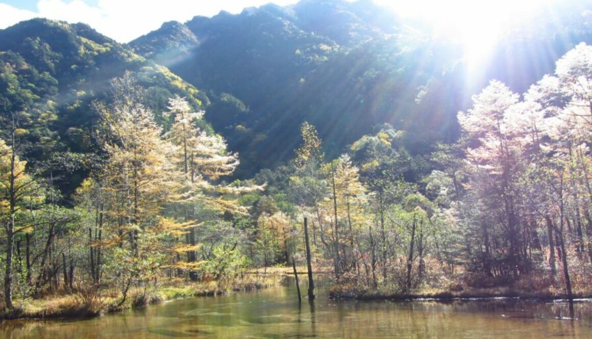 Kamikōchi : vallée alpine du Japon, sentiers de randonnée, pont Kappa-bashi et paysages spectaculaires des Alpes japonaises.