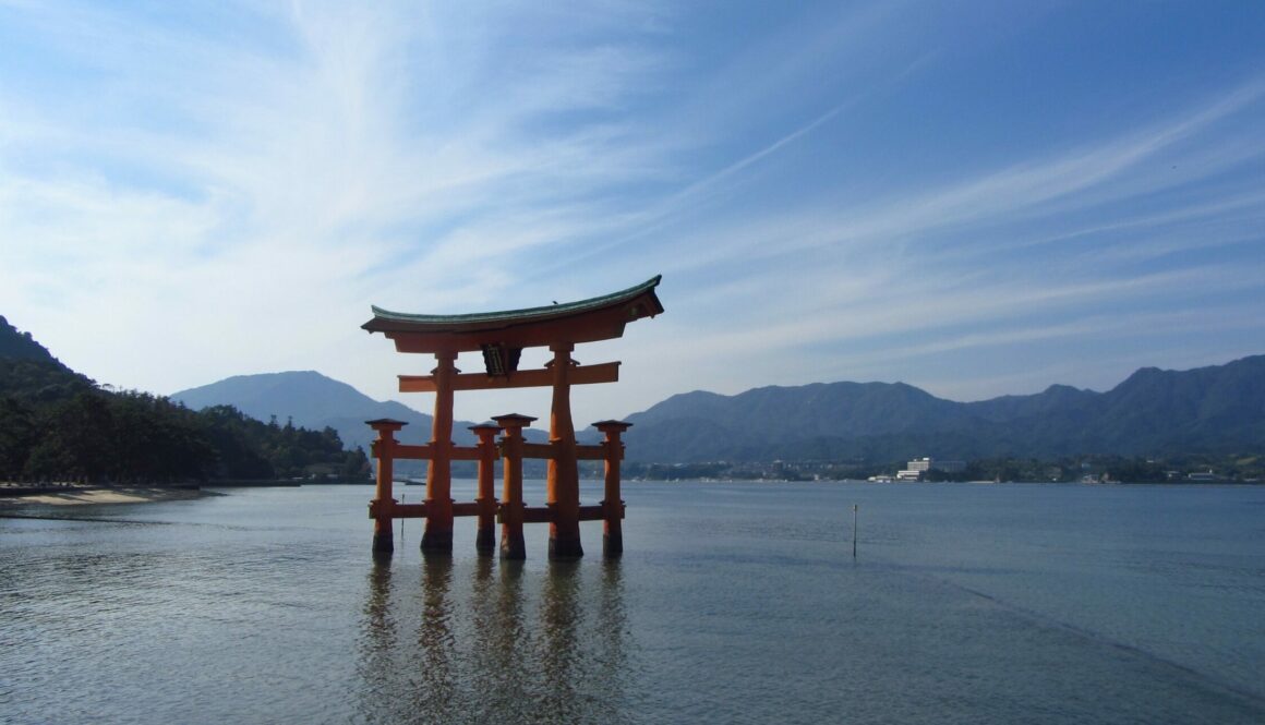 Miyajima : torii flottant d’Itsukushima, sanctuaire shinto sur pilotis, mont Misen et ambiance spirituelle unique du Japon.