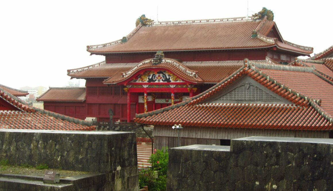 Naha : château de Shuri, rue Kokusai-dori, culture Ryukyu, plages tropicales et gastronomie unique d’Okinawa.