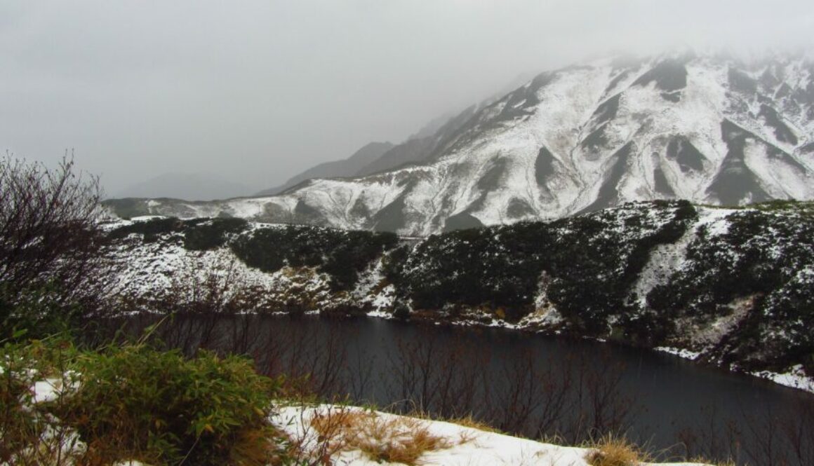 Tateyama-Kurobe Alpine Route : murs de neige géants, barrage de Kurobe, randonnées et panoramas des Alpes japonaises.