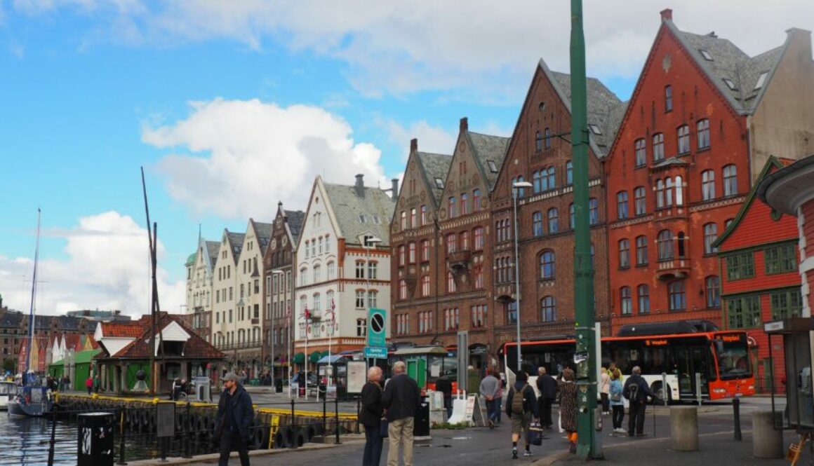 Découvrez Bergen, joyau de la Norvège entre fjords, patrimoine hanséatique et panoramas spectaculaires depuis les montagnes Fløyen et Ulriken.