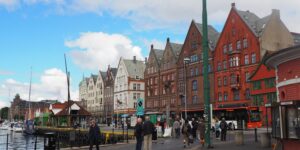 Découvrez Bergen, joyau de la Norvège entre fjords, patrimoine hanséatique et panoramas spectaculaires depuis les montagnes Fløyen et Ulriken.