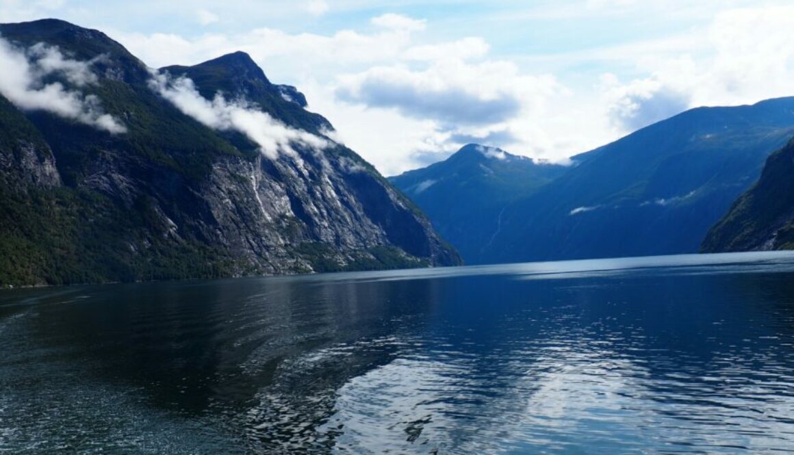Explorez le Geirangerfjord, joyau naturel de Norvège classé UNESCO, entre cascades spectaculaires, montagnes vertigineuses et vues à couper le souffle.