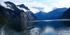 Explorez le Geirangerfjord, joyau naturel de Norvège classé UNESCO, entre cascades spectaculaires, montagnes vertigineuses et vues à couper le souffle.