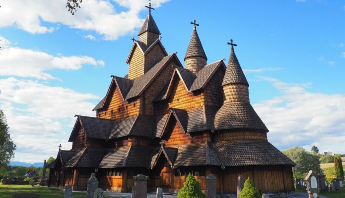 Découvrez l’église en bois de Heddal, chef-d’œuvre médiéval norvégien du XIIIᵉ siècle, symbole d’histoire, de légende et d’art sacré scandinave.
