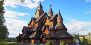 Découvrez l’église en bois de Heddal, chef-d’œuvre médiéval norvégien du XIIIᵉ siècle, symbole d’histoire, de légende et d’art sacré scandinave.