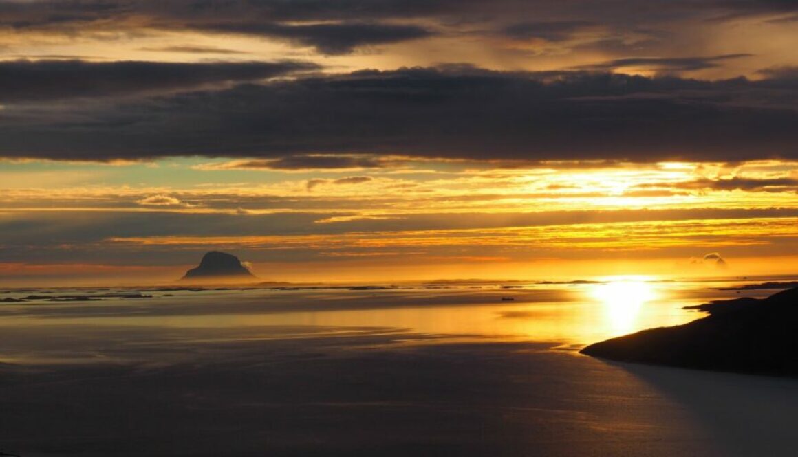 Helgeland, région naturelle de Norvège entre glaciers, fjords et villages côtiers. Découvrez Svartisen, Meløy, Rødøy et le majestueux Engenbreen.