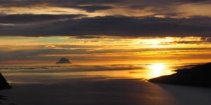 Helgeland, région naturelle de Norvège entre glaciers, fjords et villages côtiers. Découvrez Svartisen, Meløy, Rødøy et le majestueux Engenbreen.