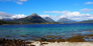 Explorez les îles Lofoten en Norvège : fjords, plages, villages de pêcheurs et lumières arctiques entre aurores boréales et soleil de minuit.