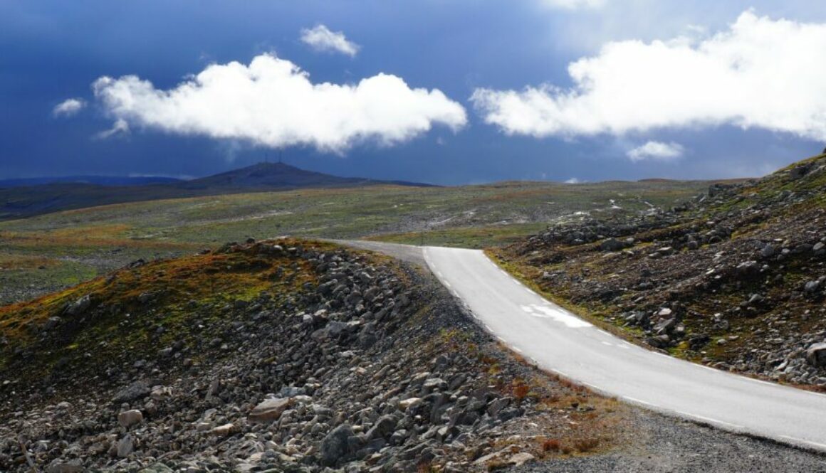 Découvrez le parc national du Jotunheimen en Norvège : sommets mythiques, randonnées spectaculaires, glaciers et nature sauvage au cœur du royaume des géants.