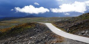 Découvrez le parc national du Jotunheimen en Norvège : sommets mythiques, randonnées spectaculaires, glaciers et nature sauvage au cœur du royaume des géants.